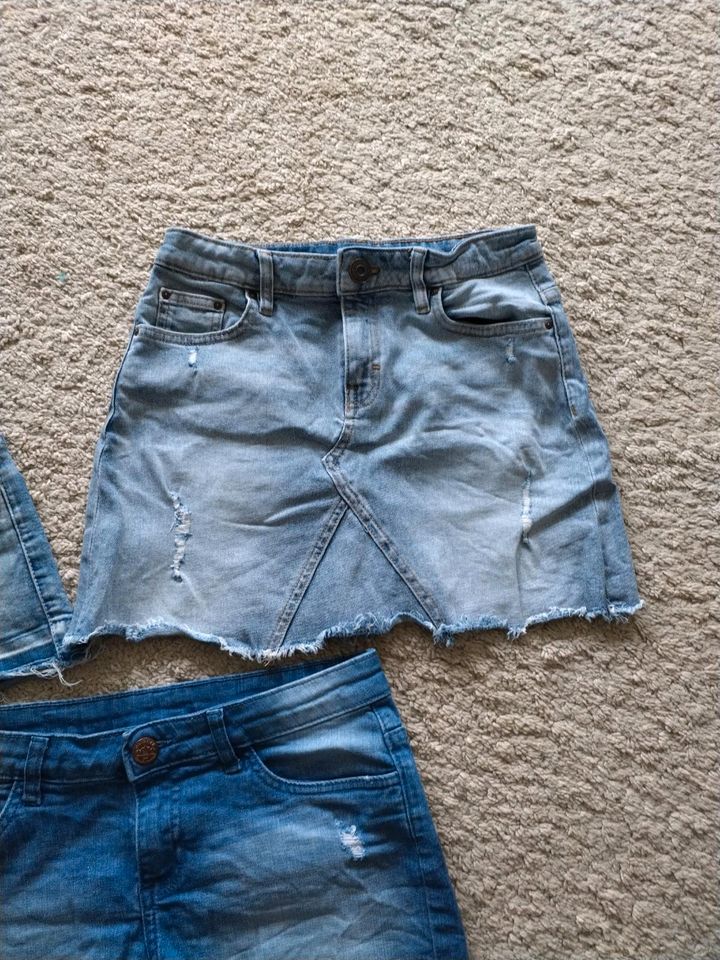 Jeans Shorts und Rock Größe 164 in Stuttgart