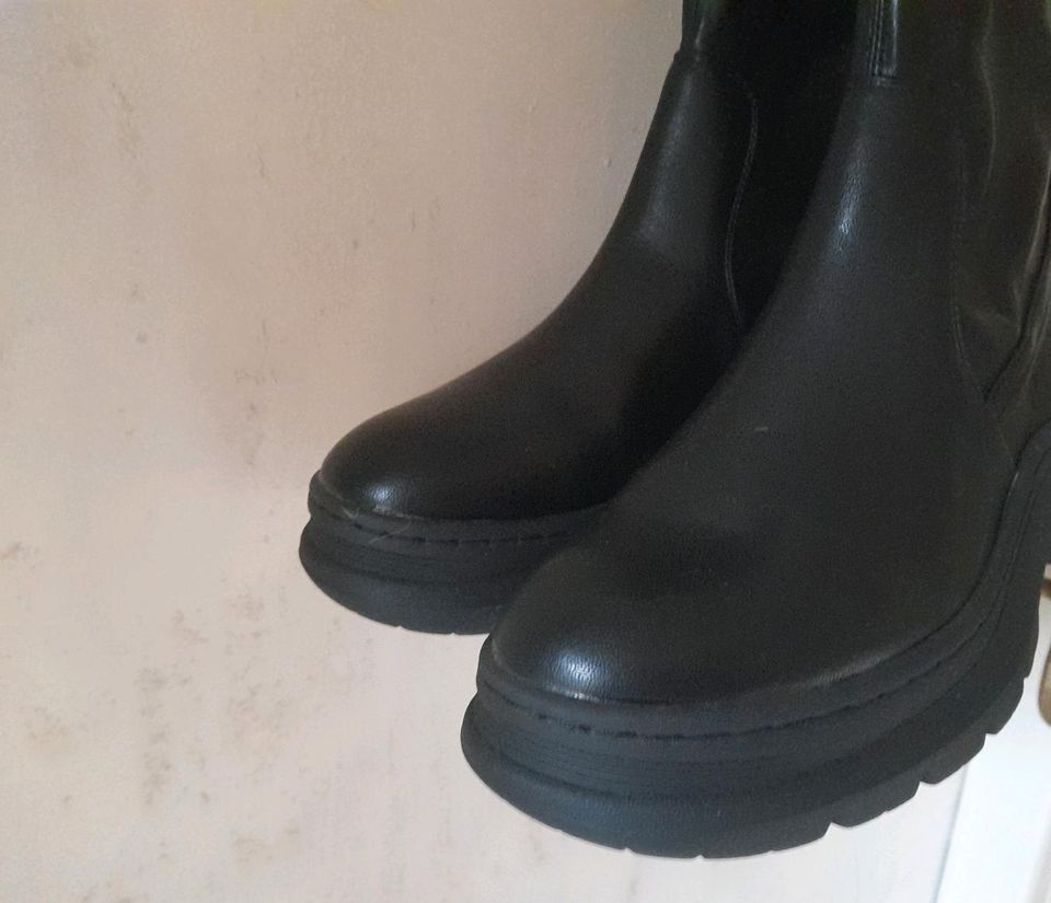 Overknee Stiefel neu Größe 38 in Kaulsdorf