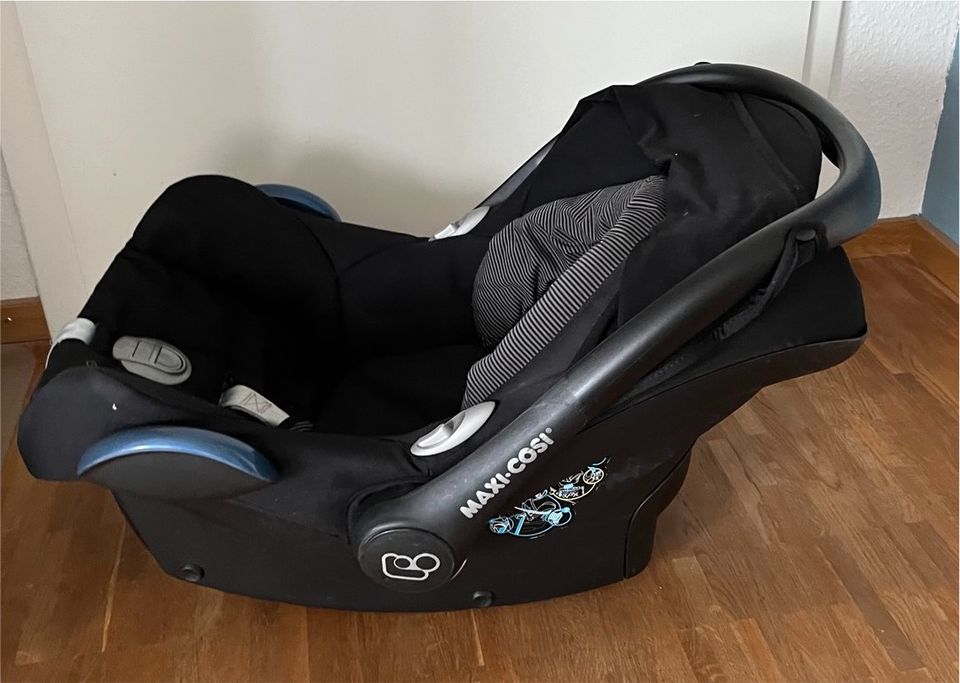 Maxi Cosi Cabriofix Babyschale + Neugebohreneneinlage + Kissen in Karlsruhe