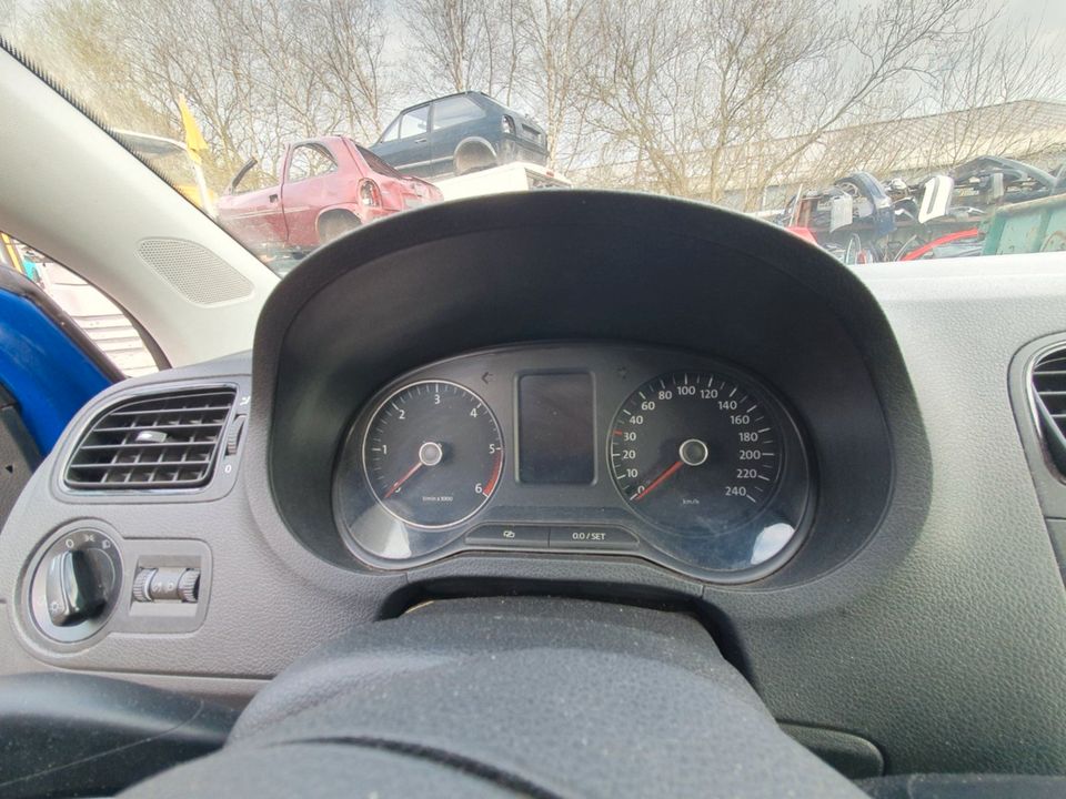 VW Polo 6R TDI Tacho Kombiinstrument 269.716 km Bj.2010 in Bremervörde