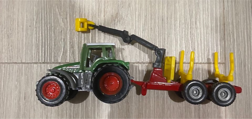 Siku Farmer Traktoren mit Anhänger 1:87 in Burgwedel