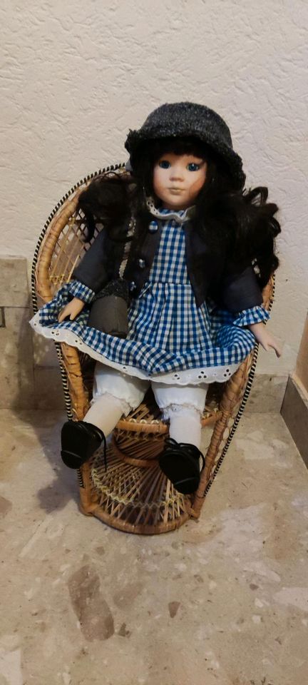 Puppe mit Rattan Stühlchen in Gladenbach