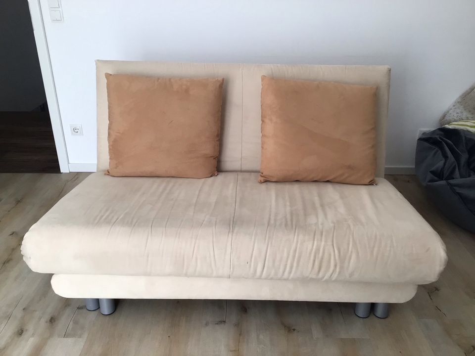 Schlafcouch gebraucht beige mit Kissen in Königsmoos