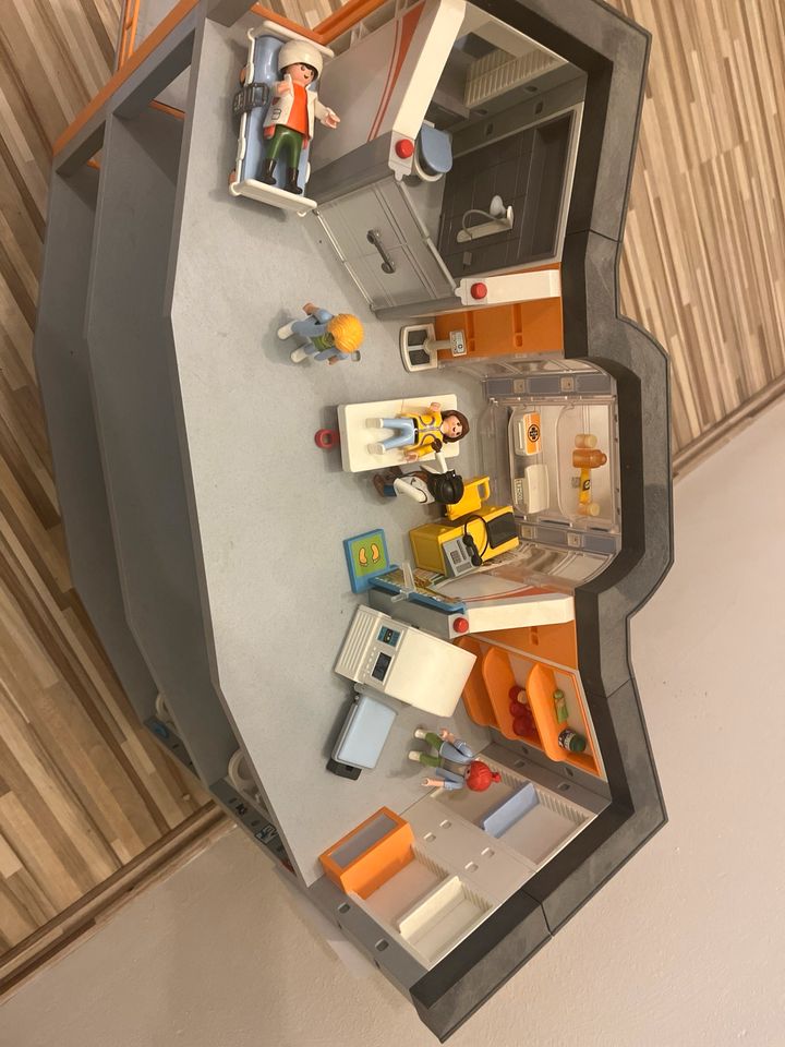 Playmobil Krankenhaus mit Zubehör in Elmshorn