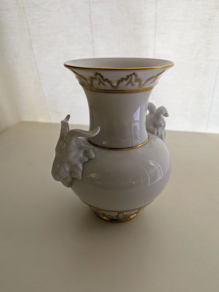 KPM Porzellan Vase Goldstaffage  Widderkopfvase in Potsdam