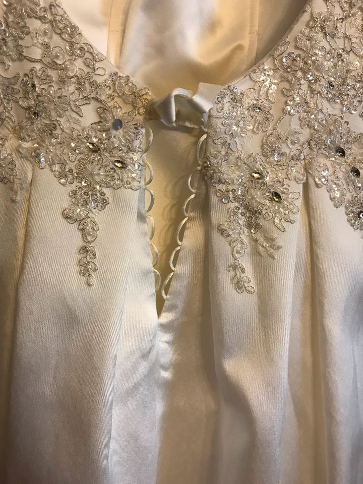 BRAUTKLEID HOCHZEITSKLEID PAILLETTEN STRASS PERLEN NEU 38/40 in Neunkirchen