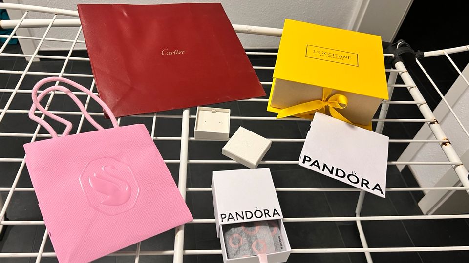 Cartier/ Pandora / L‘Occitane Geschenkboxen in Dossenheim