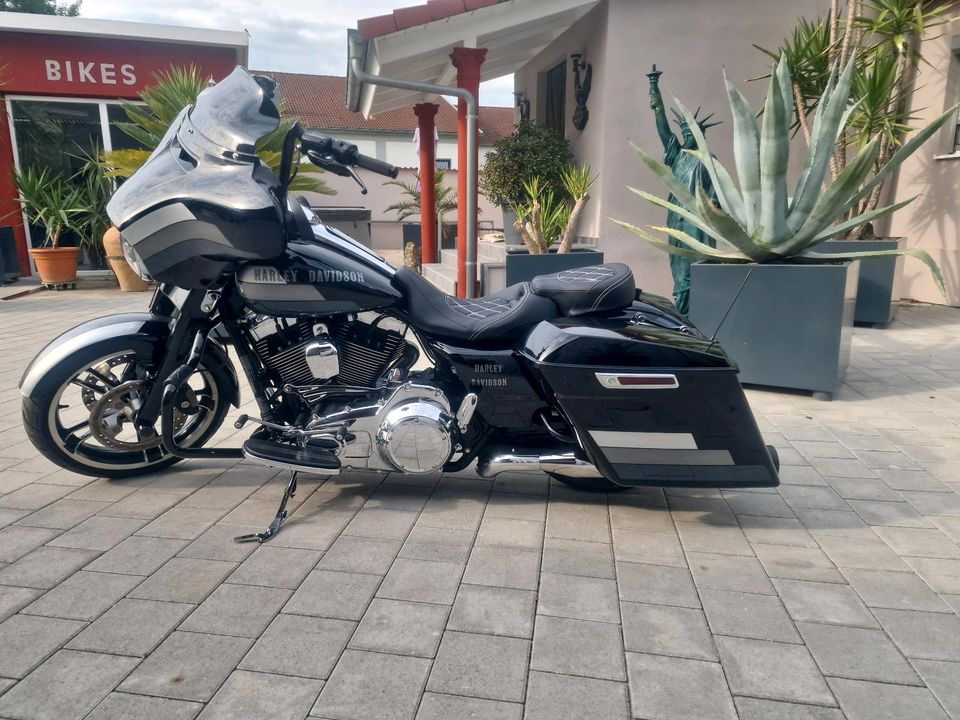 Harley Davidson Street Glide in Waldenburg