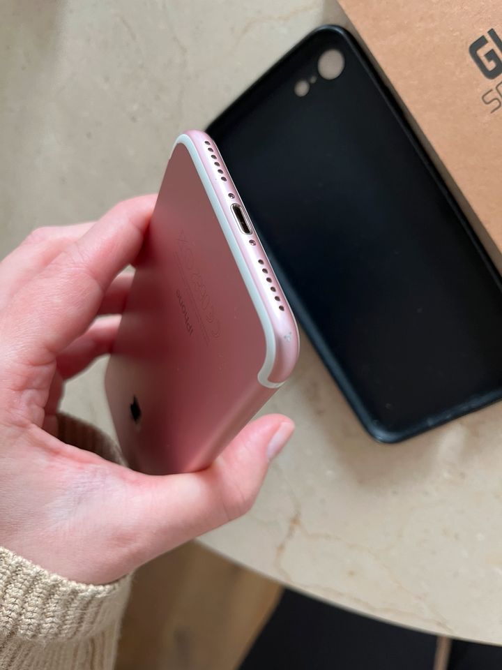 iPhone 7 128GB rosé mit Hülle und Panzerglasfolien in Düsseldorf