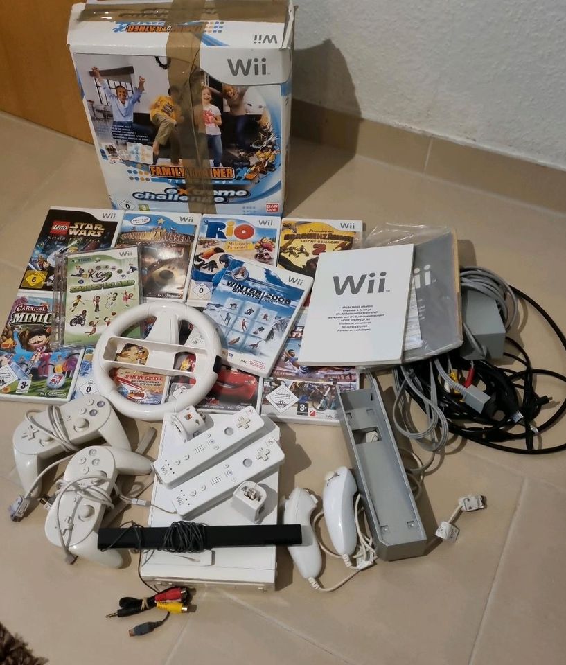 Nintendo Wii Konsole, viel Zubehör und Spiele in Berlin