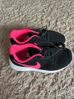 Nike Sneaker Turnschuhe - Top-Zustand 35,5 Sachsen - Radebeul Vorschau