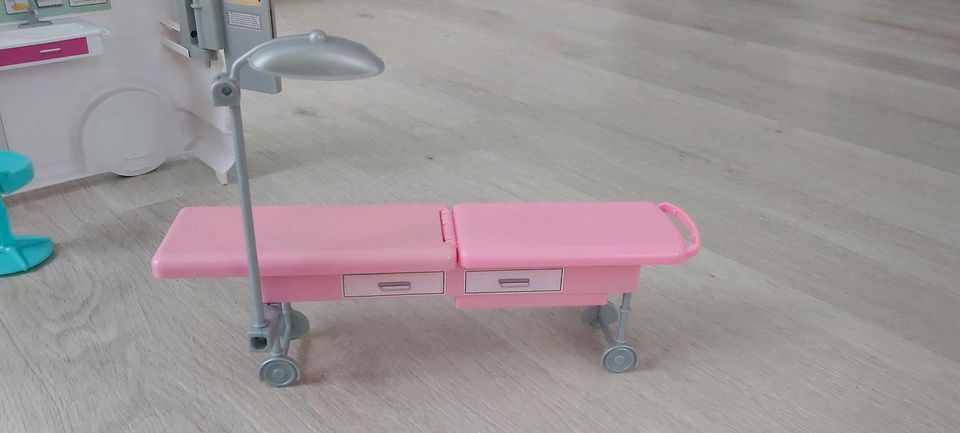 Mattel Barbie Puppen Krankenwagen / mit Licht u. Geräusche in Ostfildern