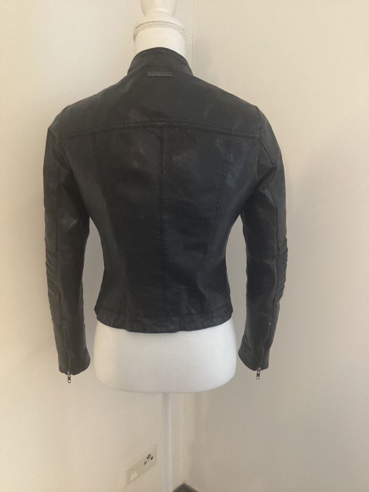 Pepe Jeans Lederjacke Bikerjacke Gr. 34 / XS schwanz *neuwertig* in Besigheim