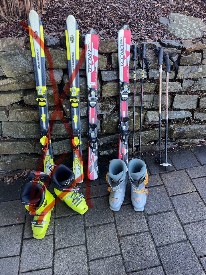 Kinder Ski mit Schuhen und Stöcken in Brachbach