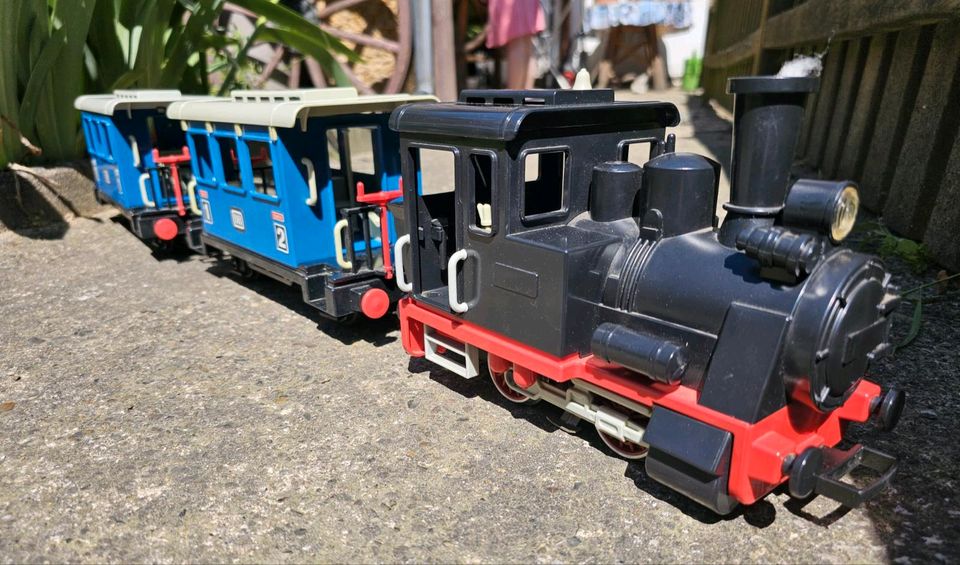 Playmobil Eisenbahn Lok und 2 Personenwagen in Kalefeld