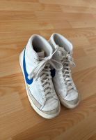 Nike Blazer mit blauem Nike-Zeichen Stuttgart - Vaihingen Vorschau