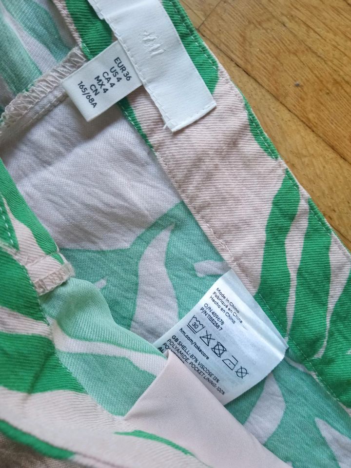 H&M Hose Sommerhose Dschungelmuster Farbe grün beige Gr. 36 in Köln