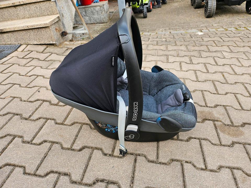 Babyschale und Reboarder mit passender Isofix Station in Windischeschenbach