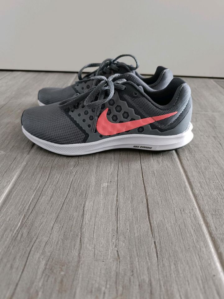 NIKE Damen Sneaker Größe 36,5 in Limburg