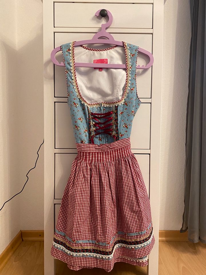 Krüger Dirndl hellblau/dunkelrot in Kerpen