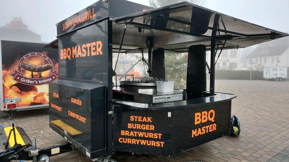 ROKA Schwenkgrill Grillwagen Holzkohle  Gas Grill Imbiss BBQ mieten zu vermieten XXL Imbisswagen Imbissanhänger Grillwagen Verkaufswagen Schwenkgrill Arena mieten zu vermieten Food trailer Schwenkgril in Groß-Gerau