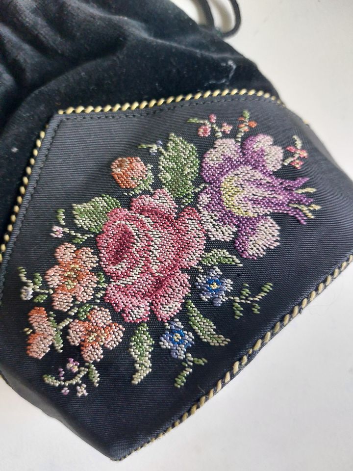 Tasche Pompadour petit point Blüten Stickerei antik samt schwarz in Mönchenholzhausen