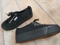 Superga Damen Sneaker 39 1/2 schwarz Plateau Turnschuhe Düsseldorf - Friedrichstadt Vorschau
