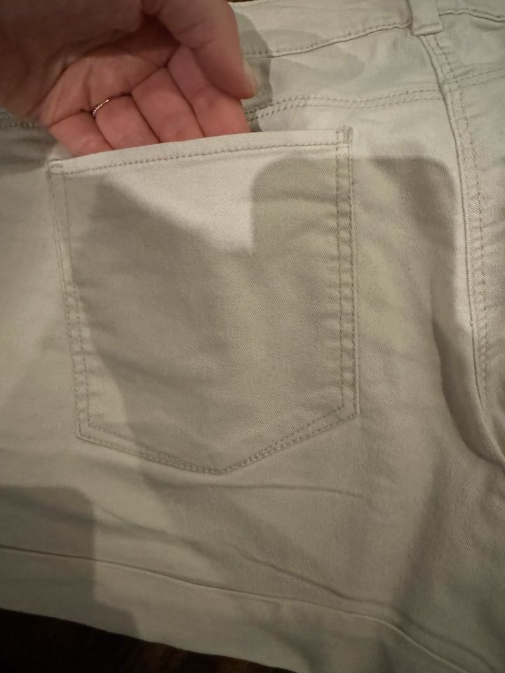 beige Shorts von H&M in Größe 42 in Ostercappeln