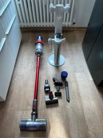 Dyson V10 inkl. Zubehör, Ladestation & neuer Wandhalterung Bochum - Bochum-Nord Vorschau