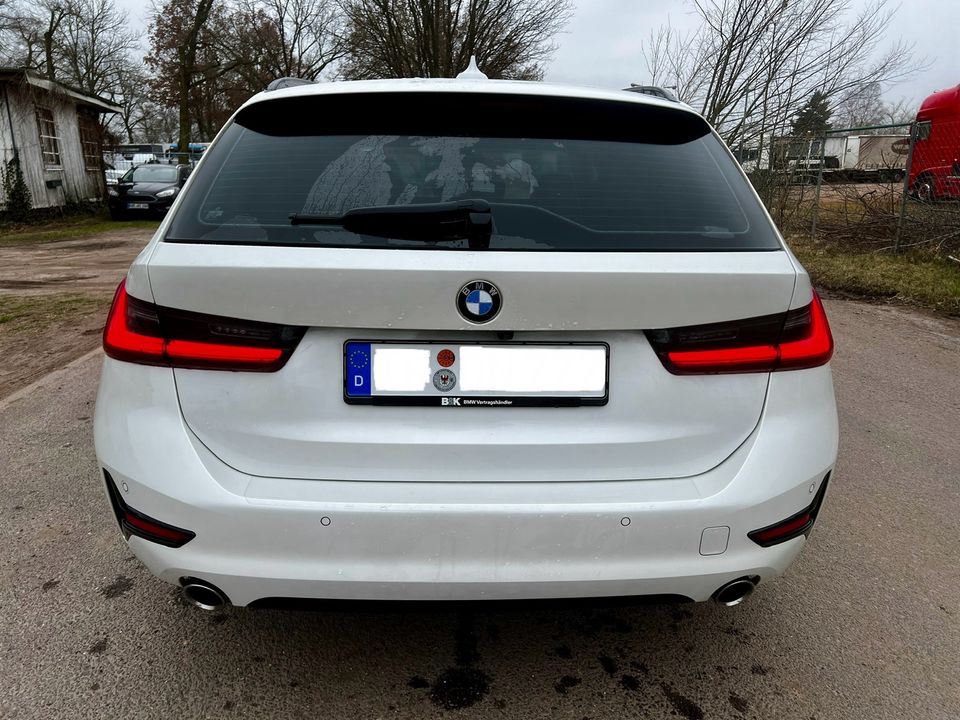 BMW 320i Touring Sport Line LED/Keyless/Panorama/DAB in Berlin