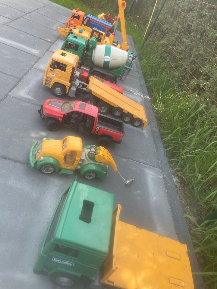 Bruder Fahrzeuge Spielauto Spielfahrzeug Gartenspielzeug in Berlin