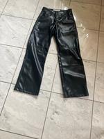 Kunstlederhose schwarz Bershka Größe M Hessen - Eiterfeld Vorschau