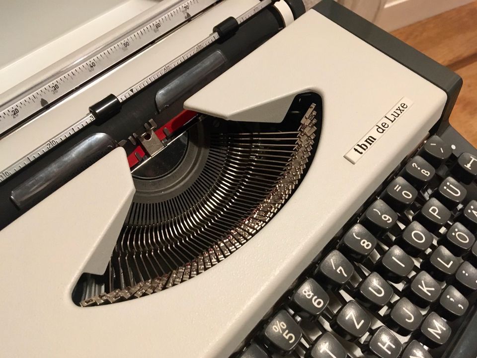 UNIS tbm de Luxe Koffer-Schreibmaschine - Yugoslavia in Berlin