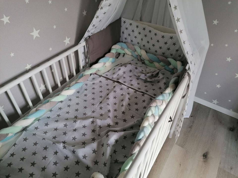Baby Bett Gitterbett 70x140 mit Himmel und Matratze in Extertal