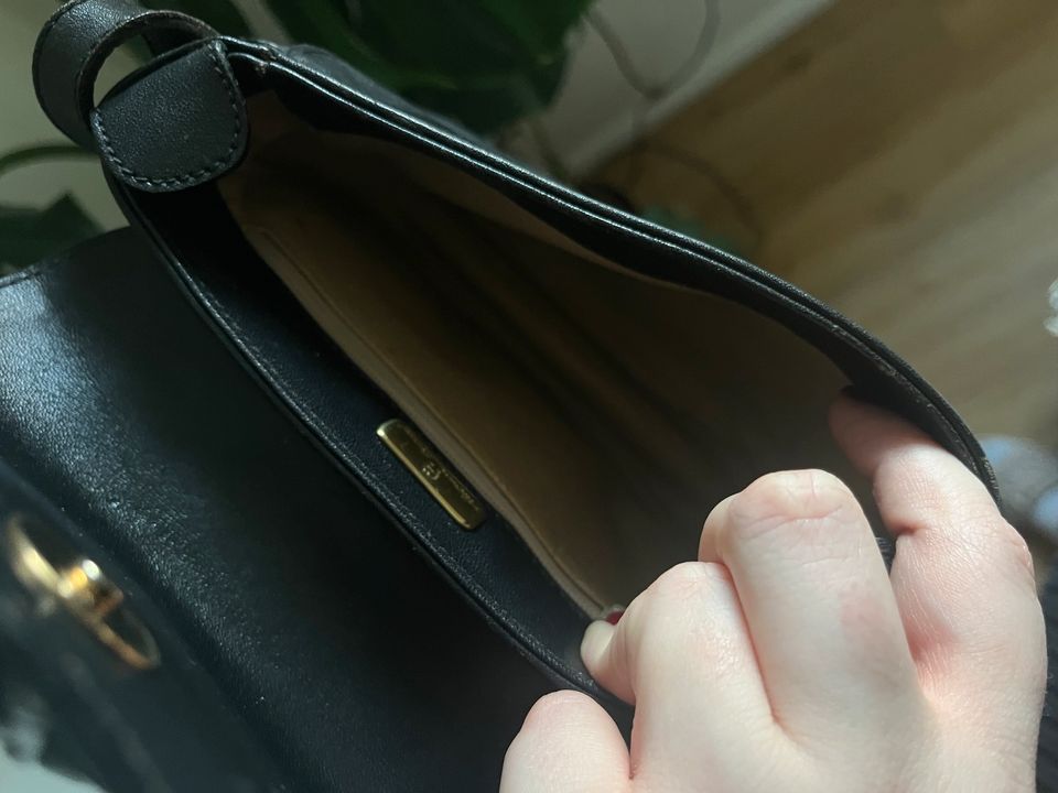 Aigner Schwarz Umhängetasche Leder Handtasche Clutch in Stade