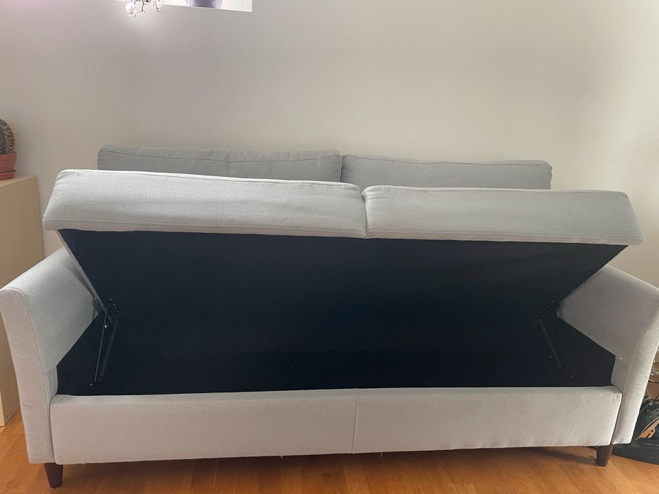 3-Sitzer Sofa mit großem integriertem Stauraum in Regensburg