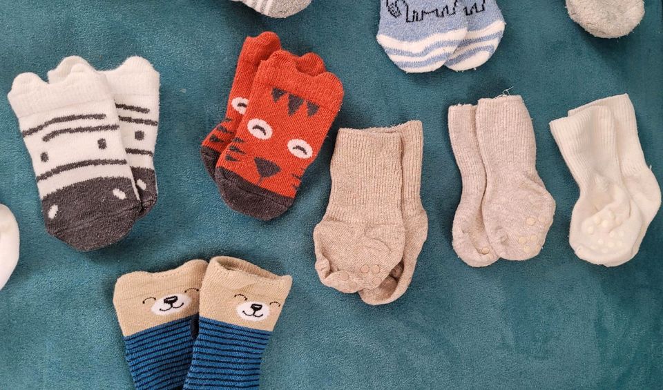 Baby Socken + Fäustlinge 0-6 Monate in Wolfsburg