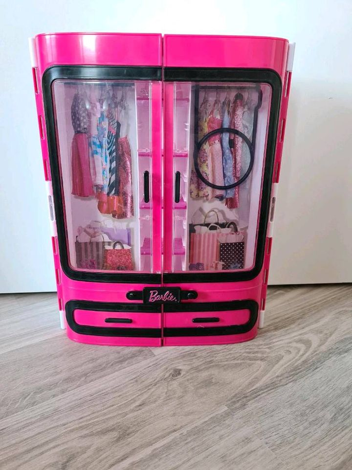 Barbie Kleiderschrank mit Zubehör in Hamburg