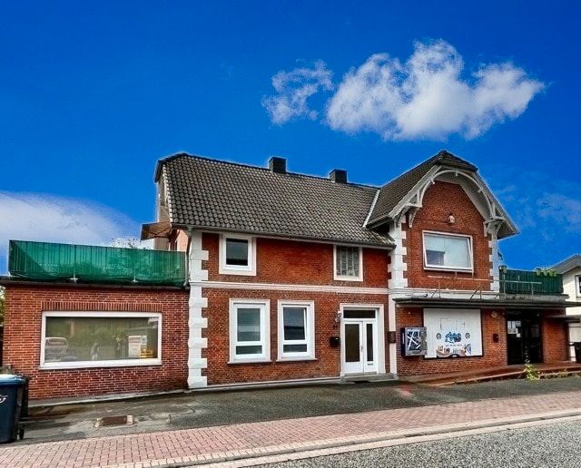 Hauptstraße trifft auf Vielseitigkeit: Wohn- und Geschäftshaus in Todenbüttel in Todenbüttel