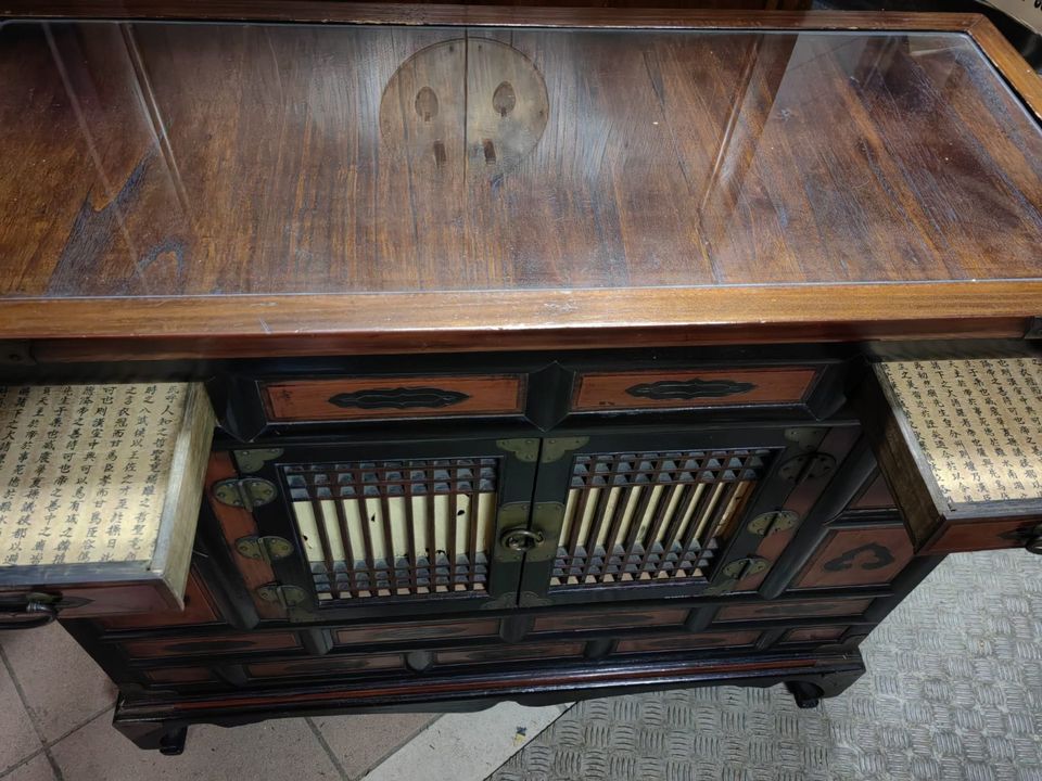 Altes originales Asiatisches Sideboard mit vielen Details in Lilienthal