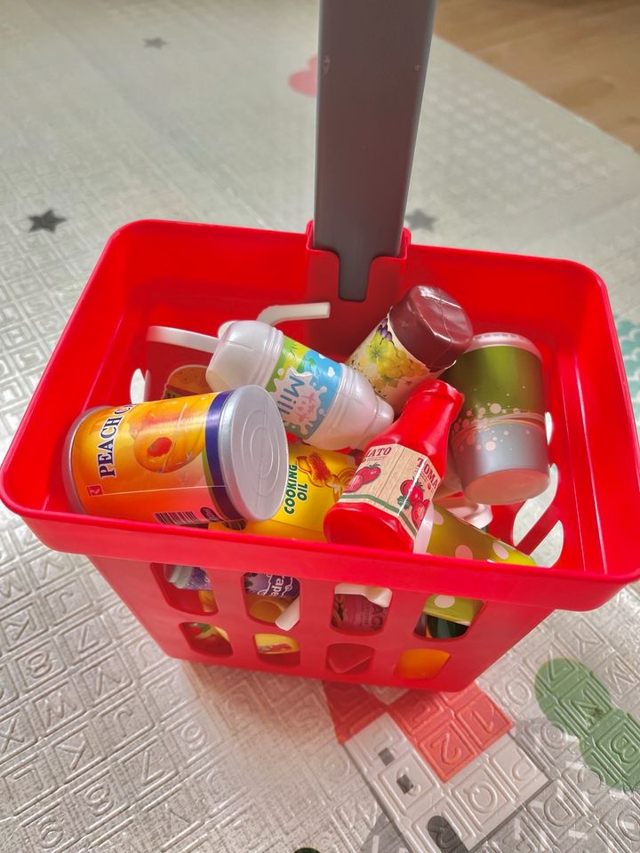 Kinderküche: Einkaufskorb mit Einkaufs-Zubehör in Taunusstein