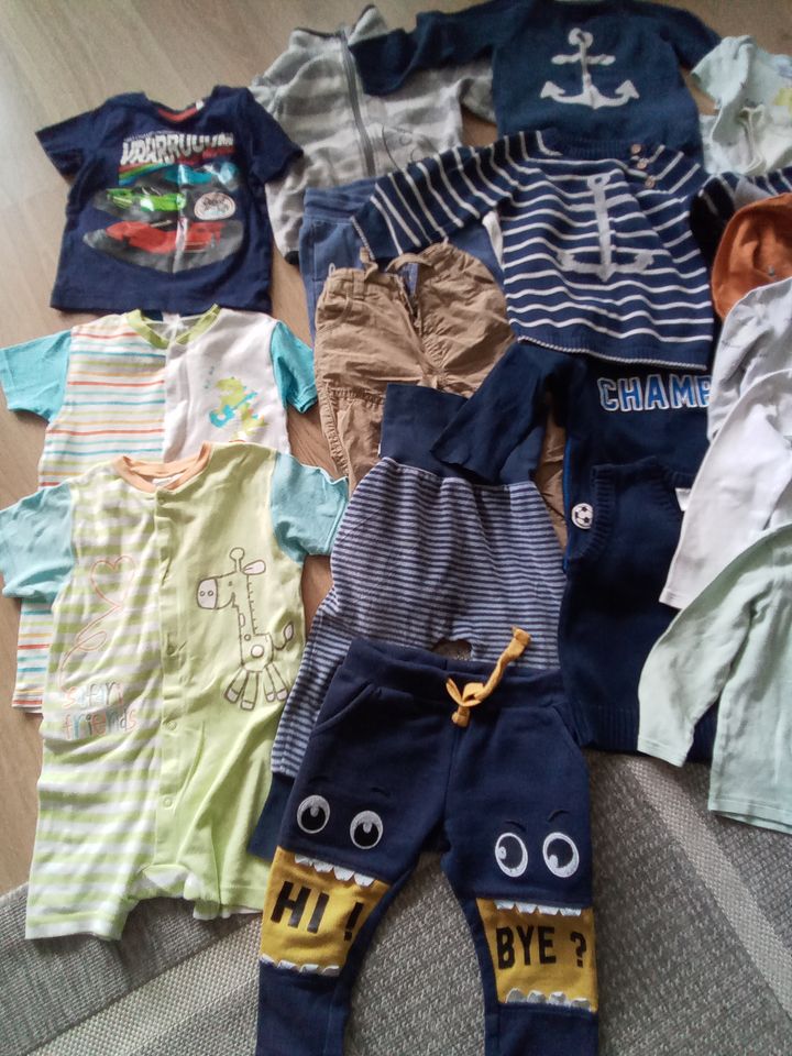 Kinderkleidungspaket Gr. 92 Pulli Hose Schlafanzug Weste Kleidung in Berlin