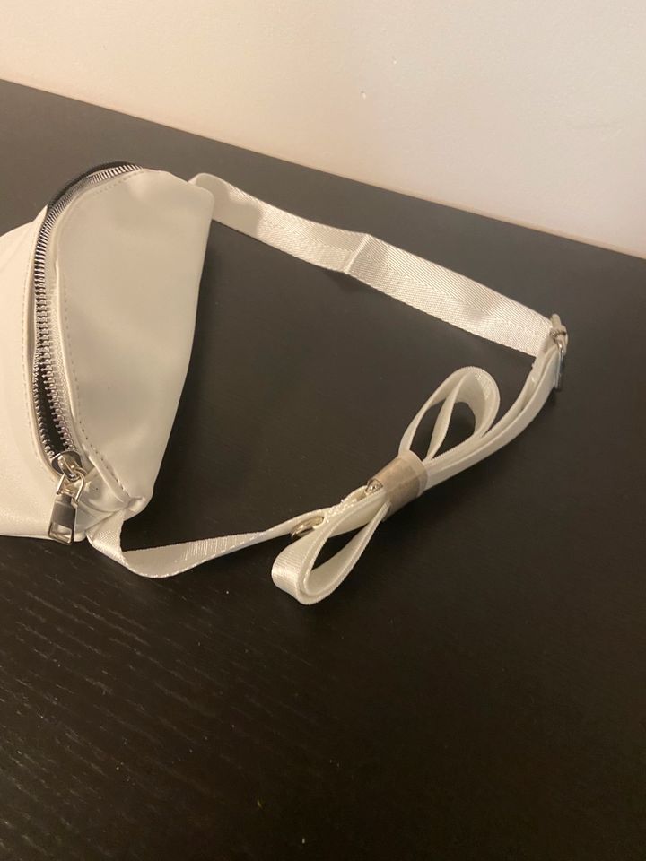 Kleine Bauchtasche weiß noch nie benutzt in Bottrop