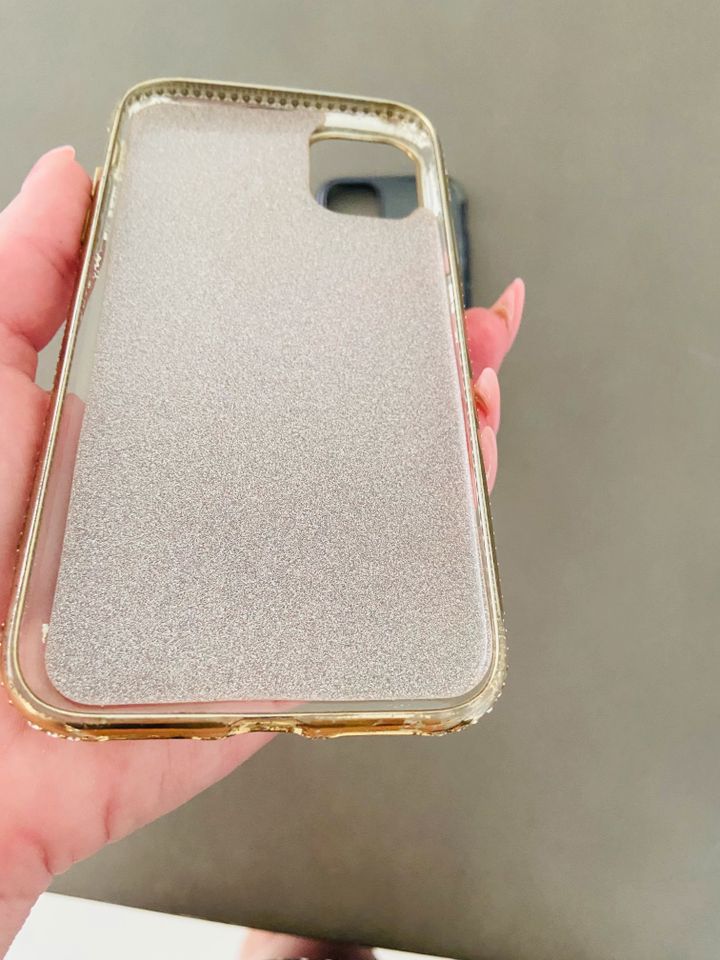 Hülle / Cover für iPhone mit Kristallen/ Strass Gold oder schwarz in Markkleeberg