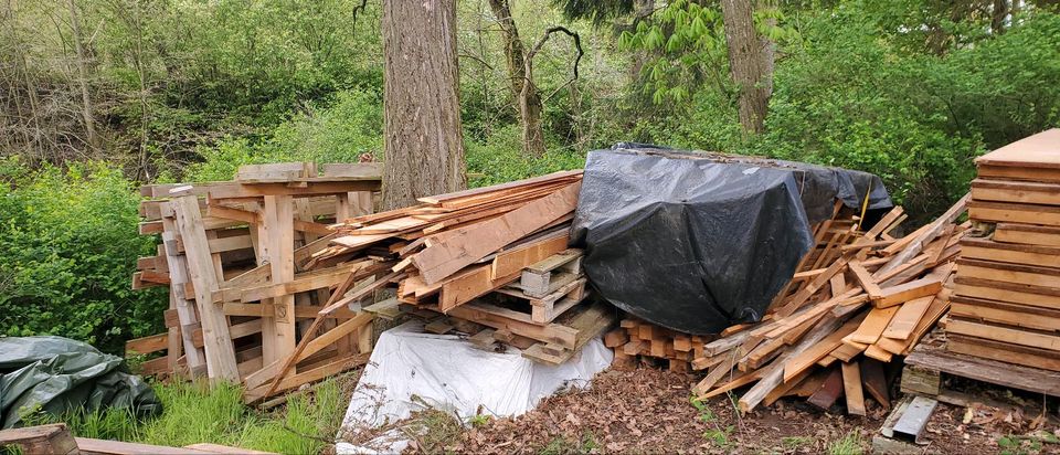 Holz auf Balken und Latten in Emskirchen