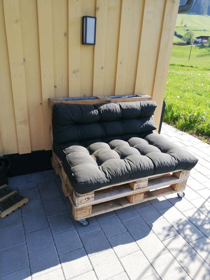 Paletten Couch mit Paletten Kissen grau und Rollen in Titisee-Neustadt