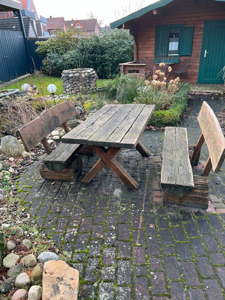 Zwei Bänke mit Tisch aus Eiche für den Garten in Wardenburg