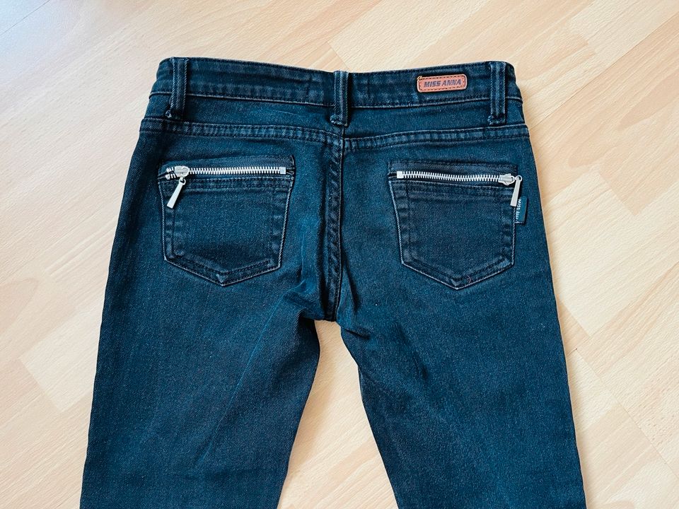 Jeans in schwarz Größe 36 in Xanten