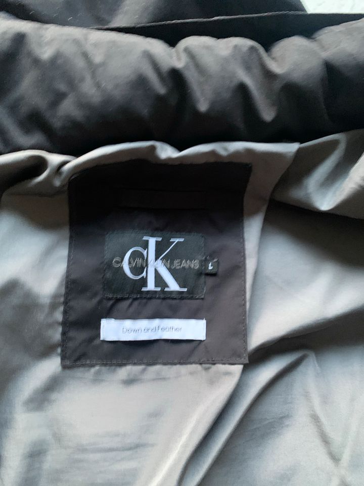 Calvin Klein Daunenjacke Größe L in Merzenich