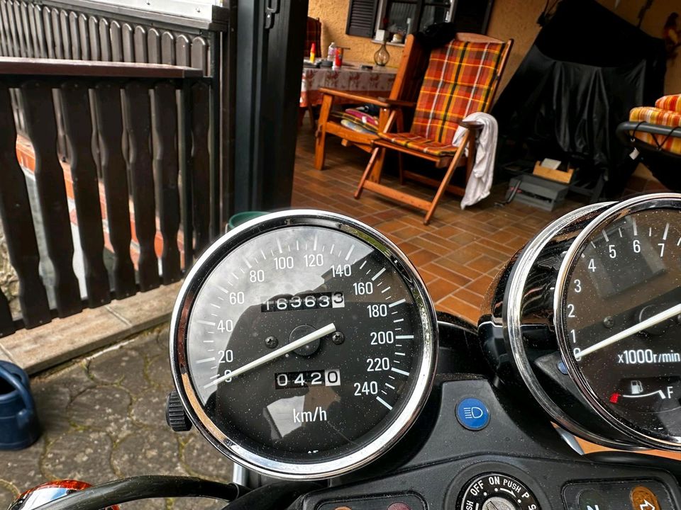 Motorrad Kawasaki ZR 750C in Mantel
